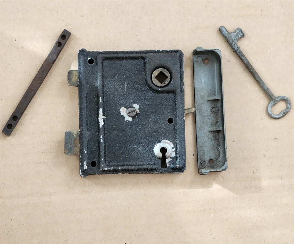 VINTAGE ANTIQUE SURFACE MOUNT SKELETON KEY HOLE PARTIAL SET WORKING KEY