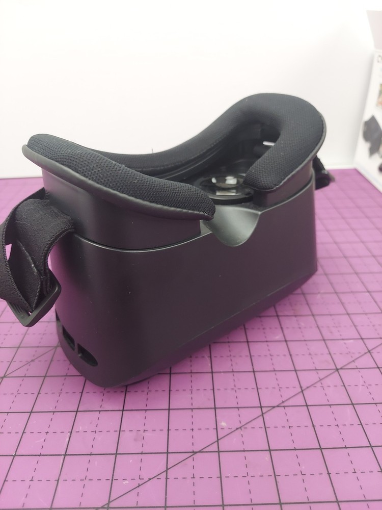 Cynoculars Virtual Reality Headset and Wireless Remote Pre-Owned
