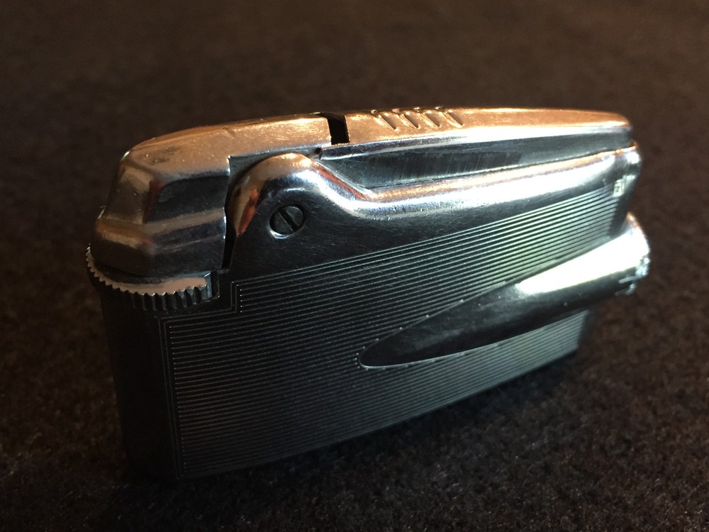 Varaflame Ronson 1950s tailfin lighter / Sleek and Cool!