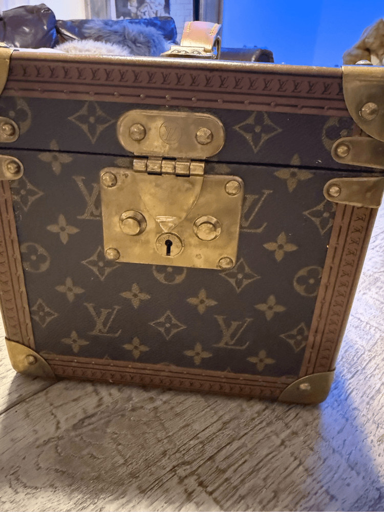 100 authentic Louis Vuitton trunk