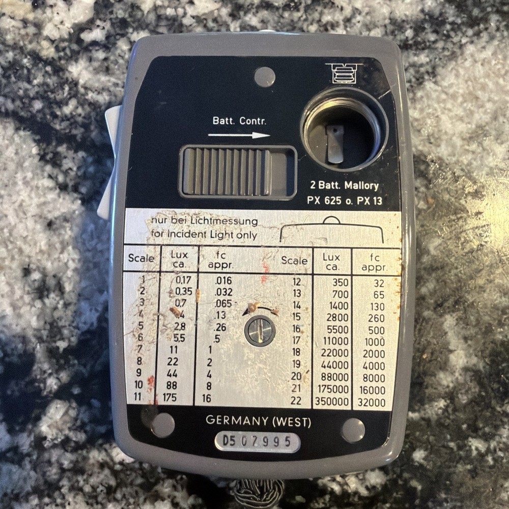 GOSSEN LUNA-PRO CAMERA LIGHT METER Missing Battery Cover