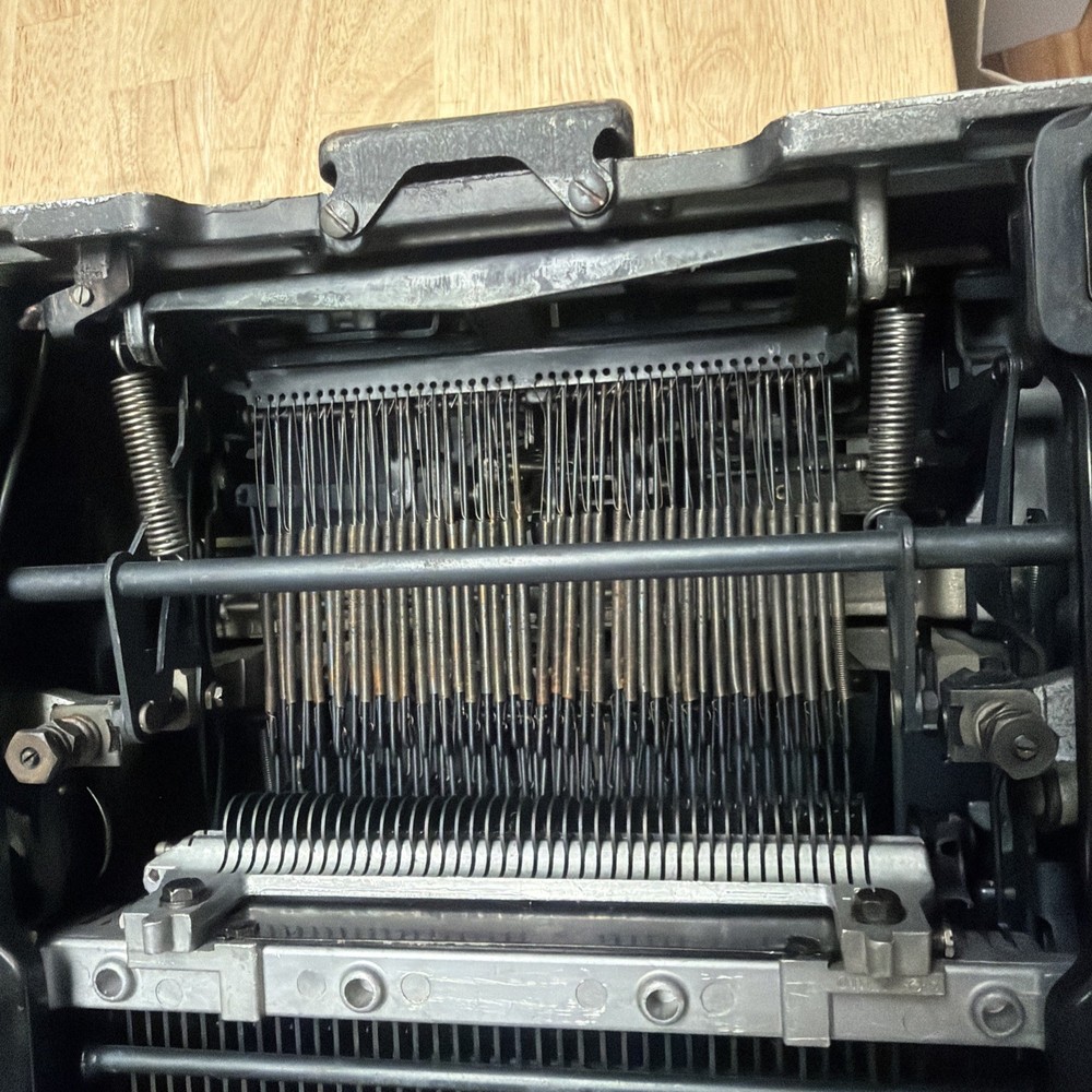 Antique 1940s Royal KMM Magic Margin Typewriter