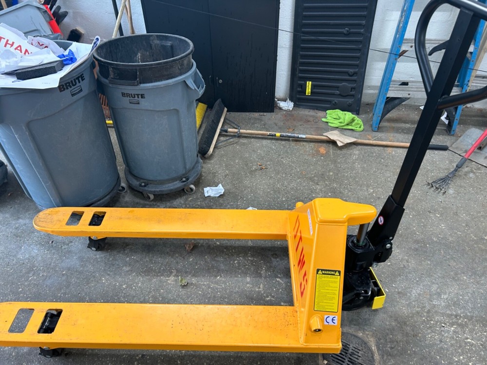 Used manual Pallet jacks in good condition