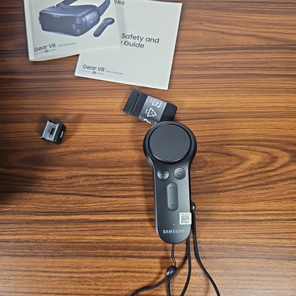 Samsung Gear VR with Controller SM-R324N Virtual Reality