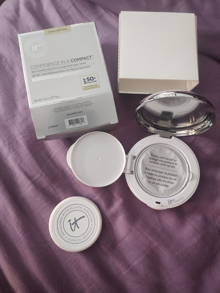 It Confidence In A Compact Shade Medium Tan DISCONTINUED