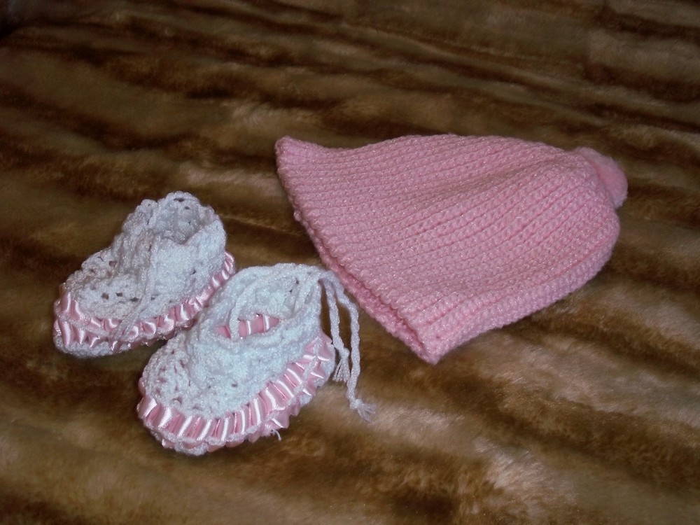 Handmade  Pink crochet hat & Booties For Baby