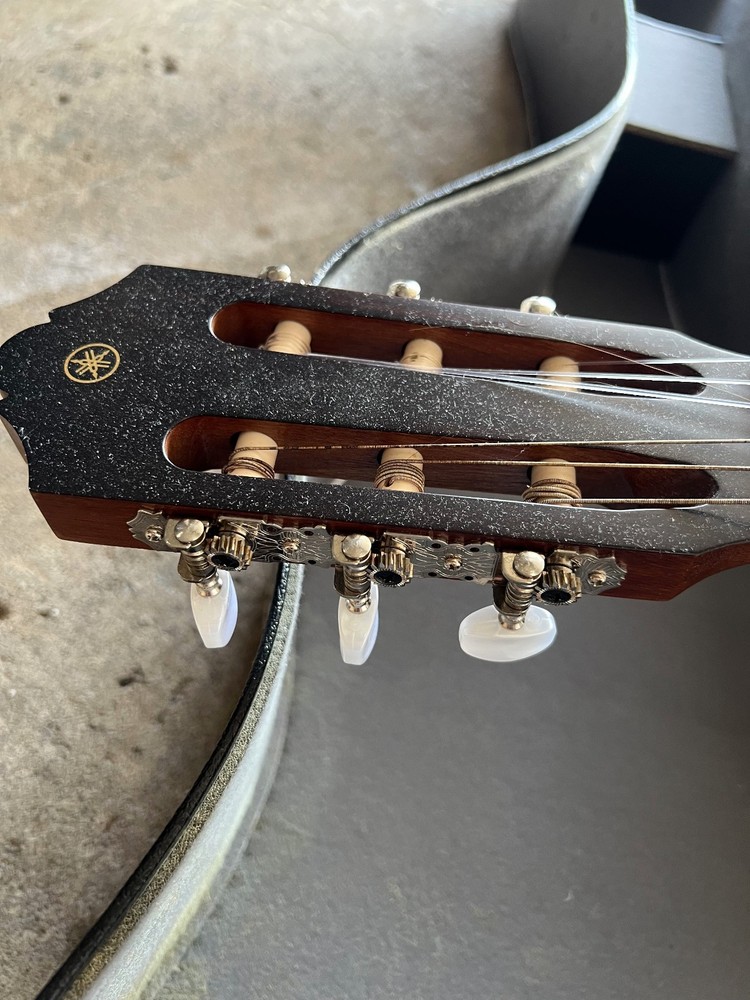 Yamaha CG122MS Classical Guitar with Hard Case – Solid Top