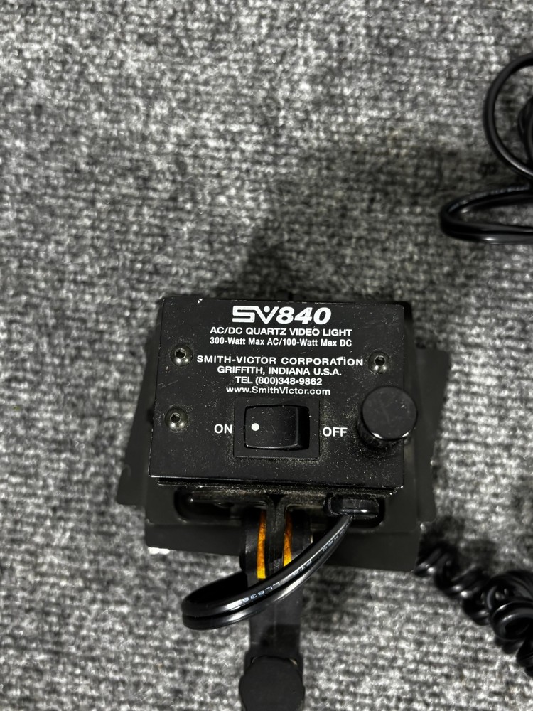 Smith-Victor Camera Mounted Quartz Halogen Digital Video Light SV840