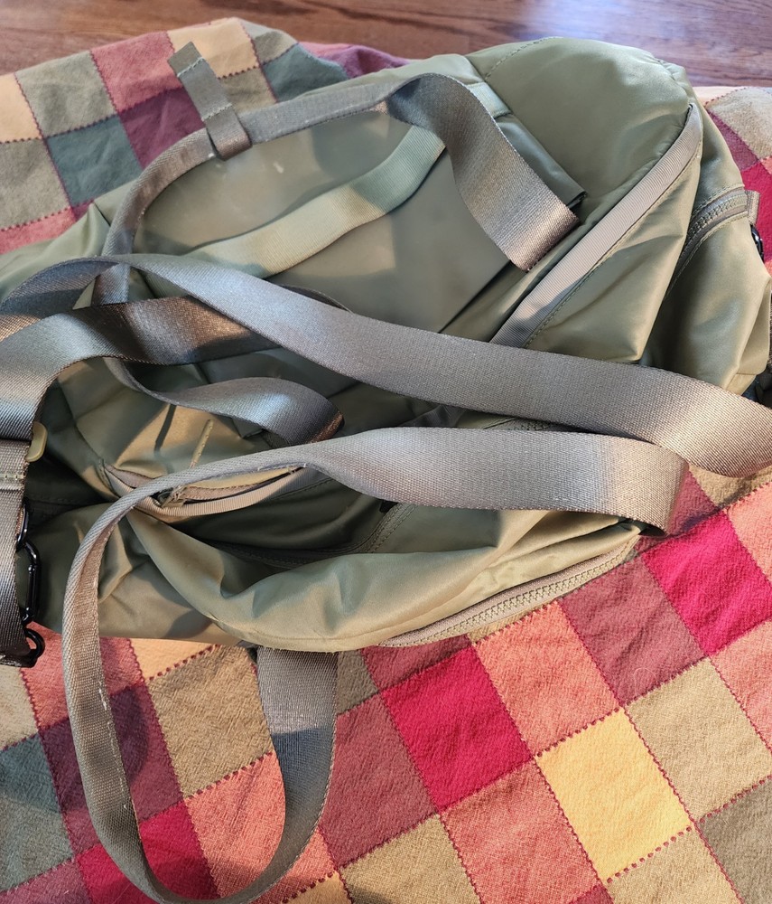 Lululemon Duffel Bag 29L Khaki Green Pre-Owned **NOTE