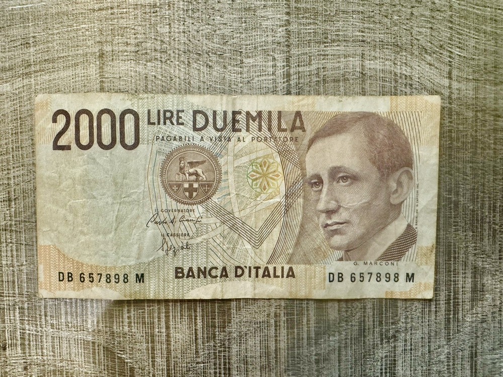 Italy 2000 Lire 1990 . Original. Circulated.