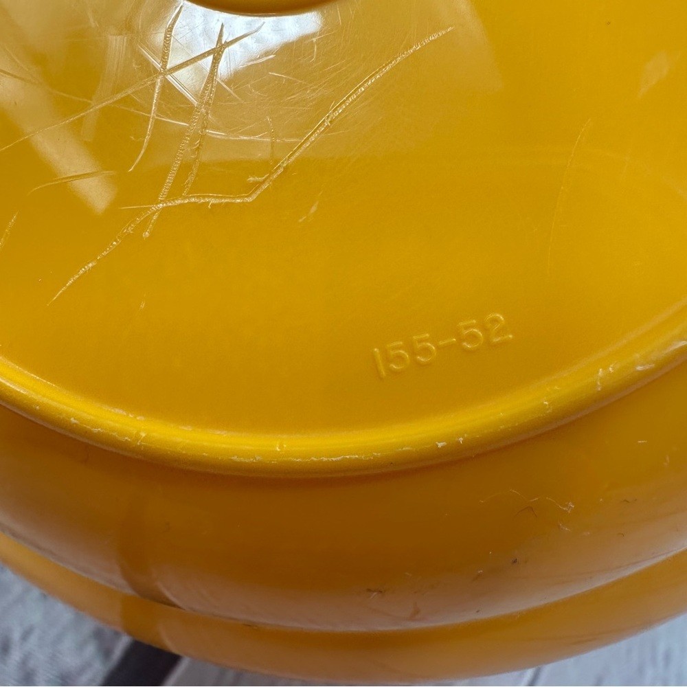 tupperware cereal Bowl with 3 clear seals "C"