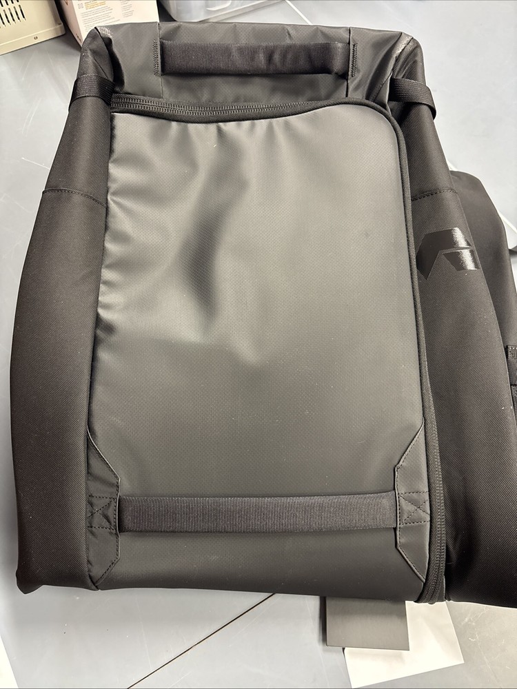 peak performance Vertical Ski Bag. Black. NWT. (G77933010).