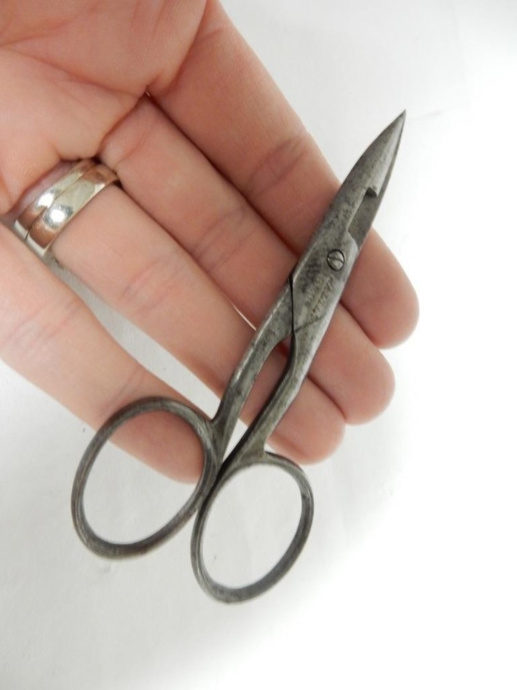 VINTAGE WALTER BROTHERS, BUTTON HOLE SCISSORS, SHARP