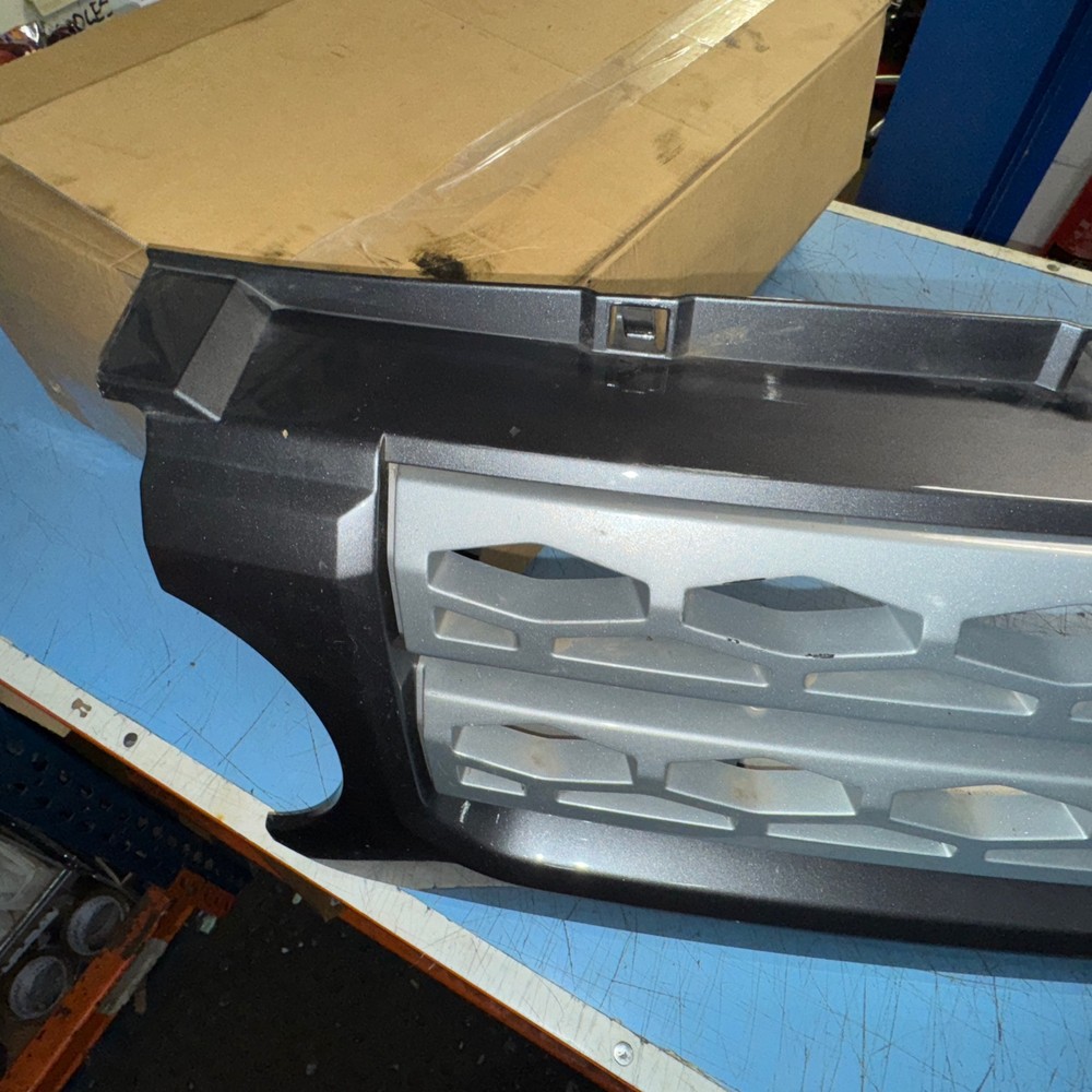 Land Rover Discovery 4 Front grill panel Corris grey paint code 873