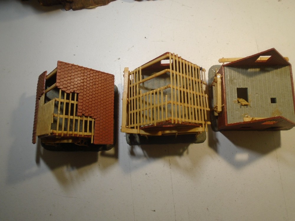 HO SCALE HOUSING DEVELOPMENT WITH 3 HOUSES IN DEVELOPMENT 5-162-5