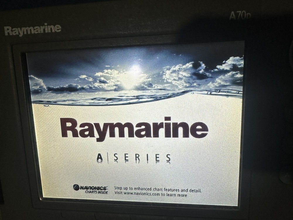 Raymarine A70D E62192 Color 6.4" Fishfinder Chartplotter Multifunction Display