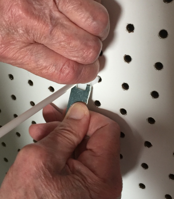 (100 PACK) 2 Inch Locking Black Plastic Pegboard Peg Hooks (100 Locks, 6 Keys)