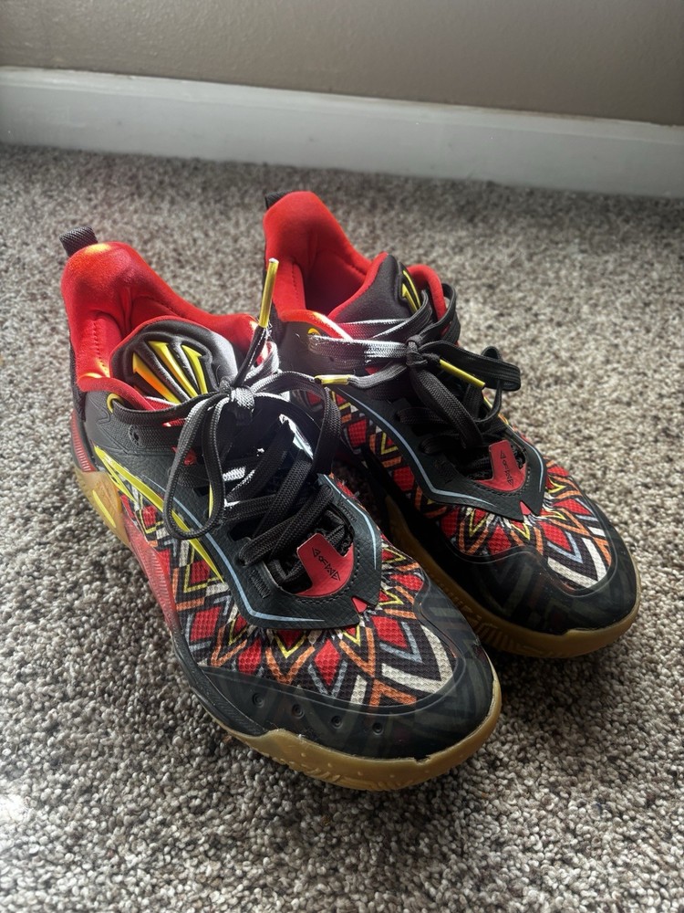 Kyries “Tribe”, Size 5.5 In Excellent condition