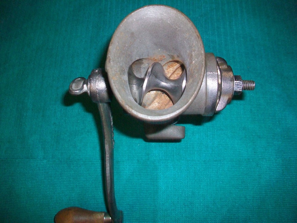 VINTAGE UNIVERSAL NO.1 MEAT GRINDER TABLE TOP MOUNT