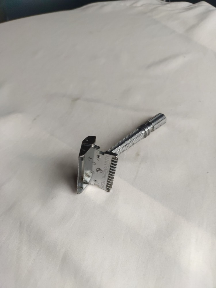 Gem Micromatic Open Comb Type Silver Tone SE Safety Razor