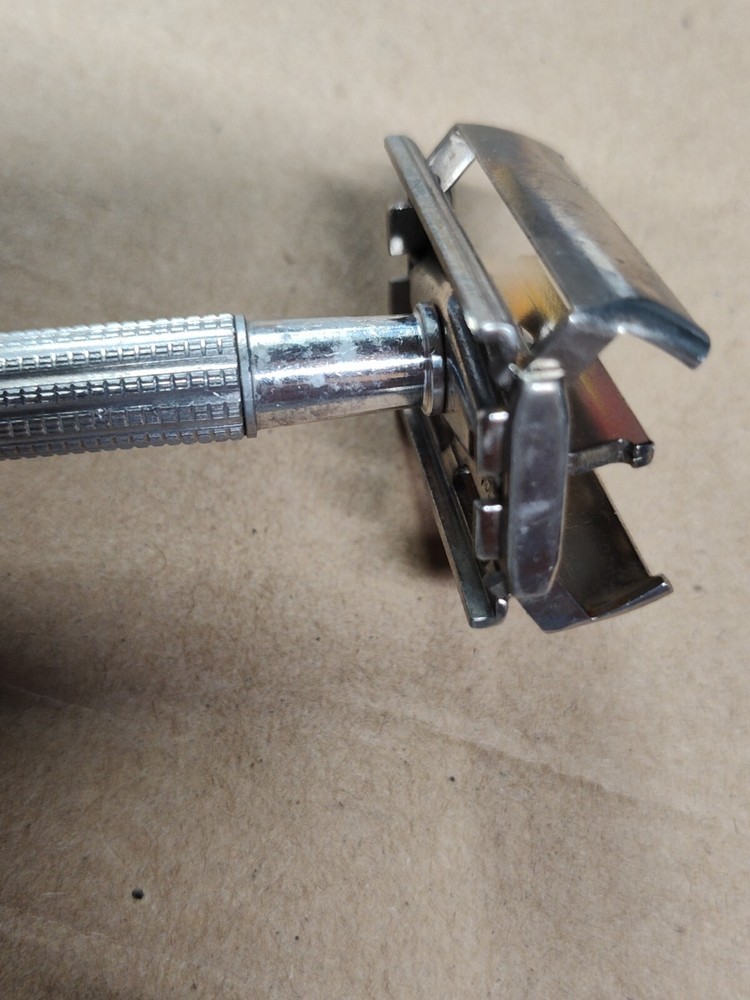 VINTAGE GILLETTE Blue Tip SAFETY RAZOR B-4