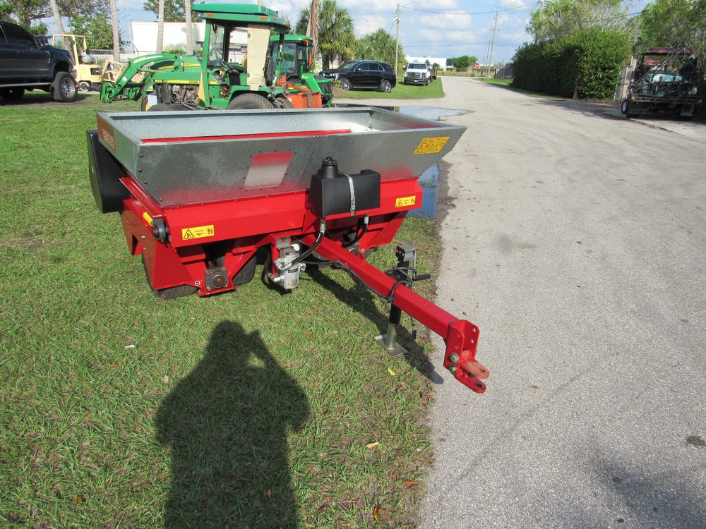 2017 Toro 2500 Top Dresser Self Contained Sand Spreader Pull Type Model #44507