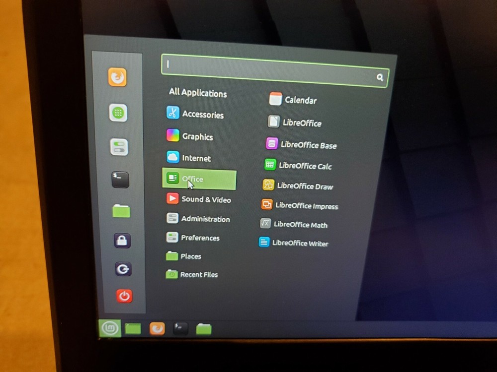 Linux Mint 20.2 Cinnamon x64 Bootable on 4G USB Stick!