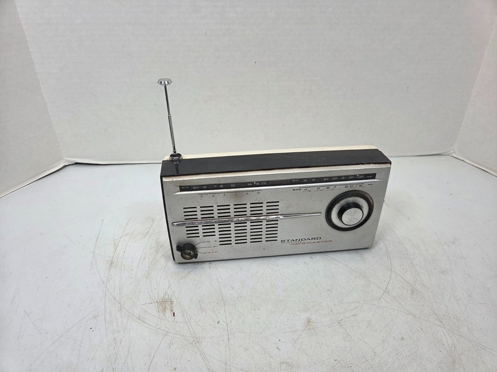 standard tuneflash wave-master AM/FM transistor radio. NOT tested