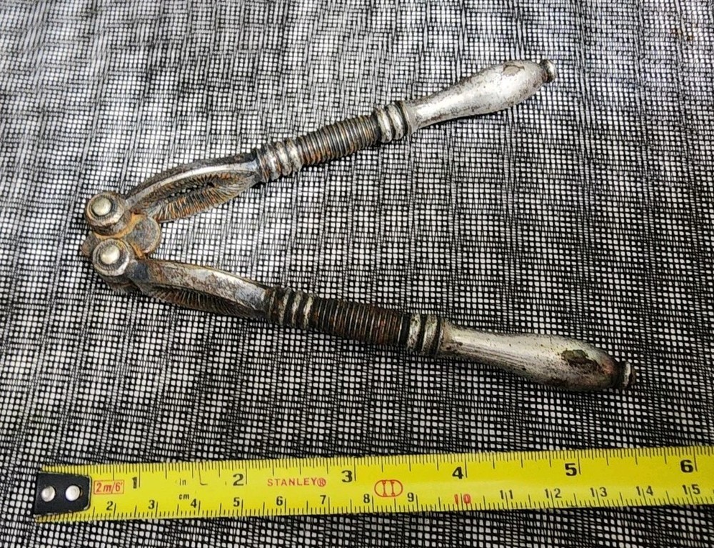 ANTIQUE DOUBLE HINGED WELL-WORKING DISTRESSED SOLID CAST IRON NUT CRACKER 💪🌰