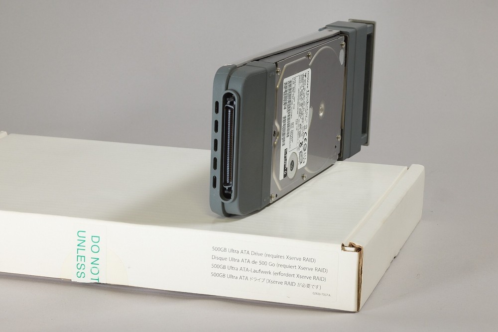 Apple X-Raid Kit includes,Power supply,Drive Module,Cooling Unit,RaidContlr