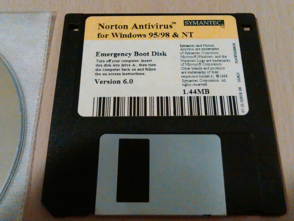 Norton AntiVirus 2000/CleanSweep 2000/Internet Security 2000 Bundle + Extras
