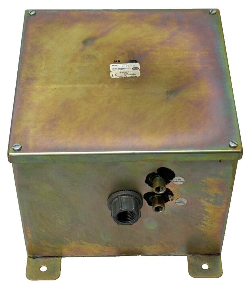 USED Dwyer 1639 Enclosed Differential Pressure Switch