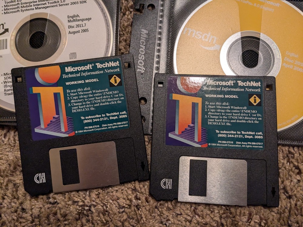 MASSIVE Microsoft MSDN DVD CD lot 1997-2010 (580+ Discs!) w/ binders + MORE