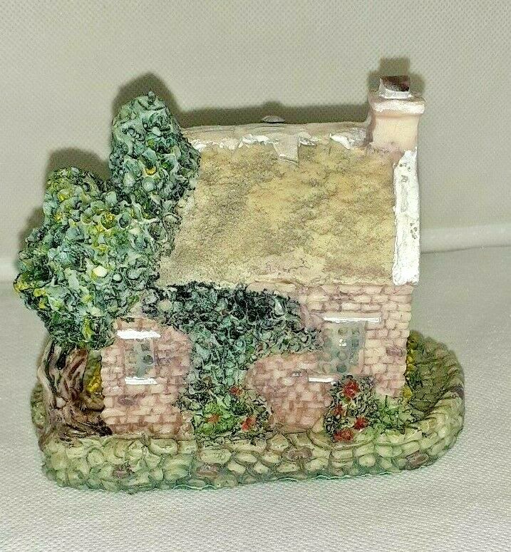 RESIN COTTAGE HOME WITH A QUARTZ CLOCK
