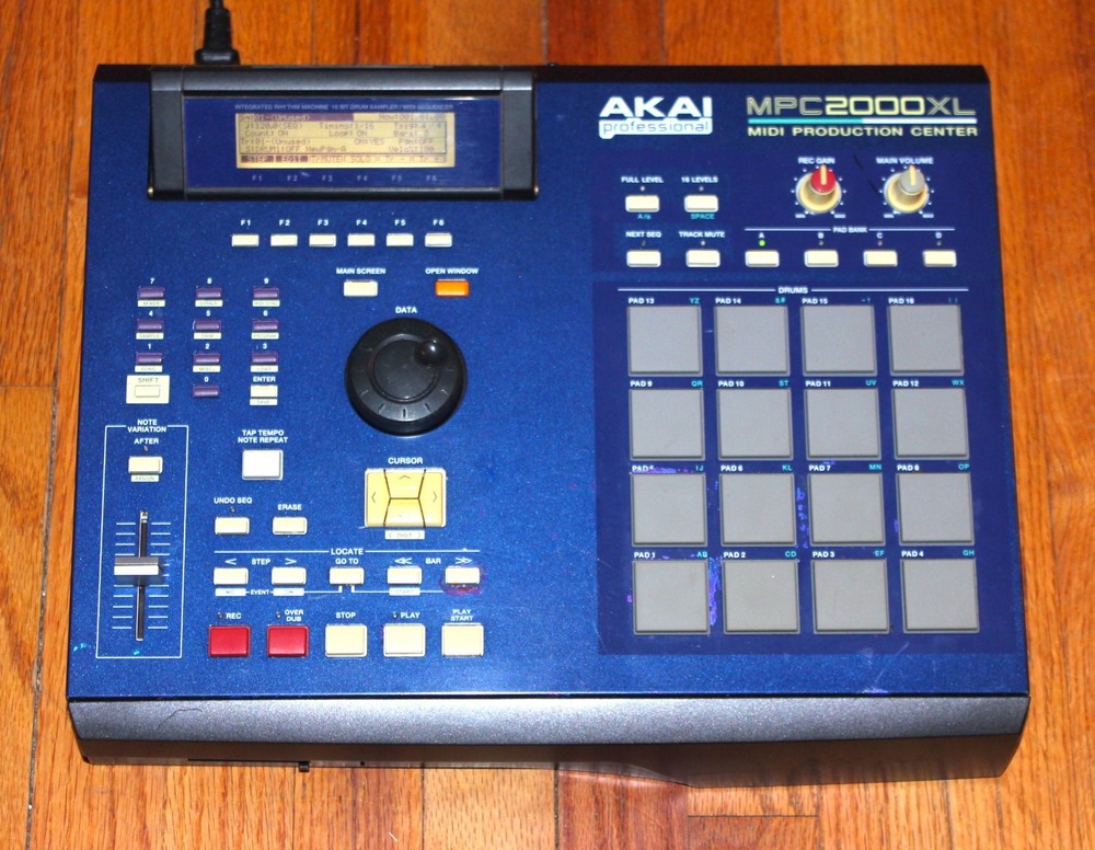 SPECIAL EDITION AKAI MPC2000XL, PERFECT LCD, INTERNAL CF READER, 32MB RAM, CORD