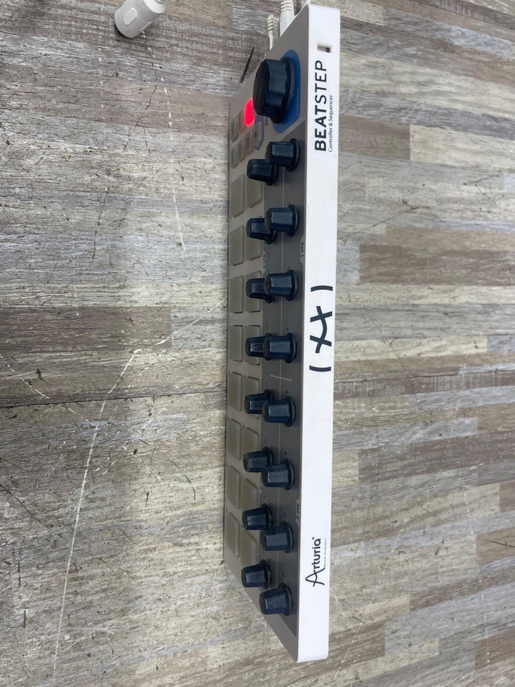 Arturia BeatStep White MIDI Controller & Sequencer w/ USB Cable - Clean