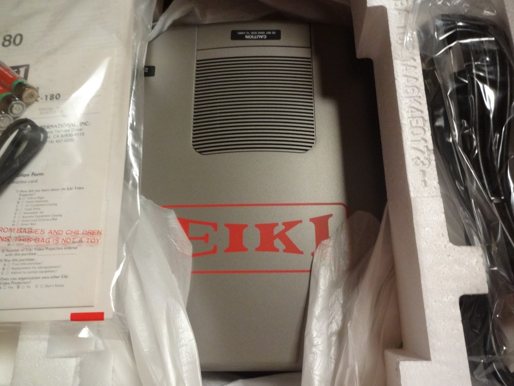 Eiki Lc-180 Projector