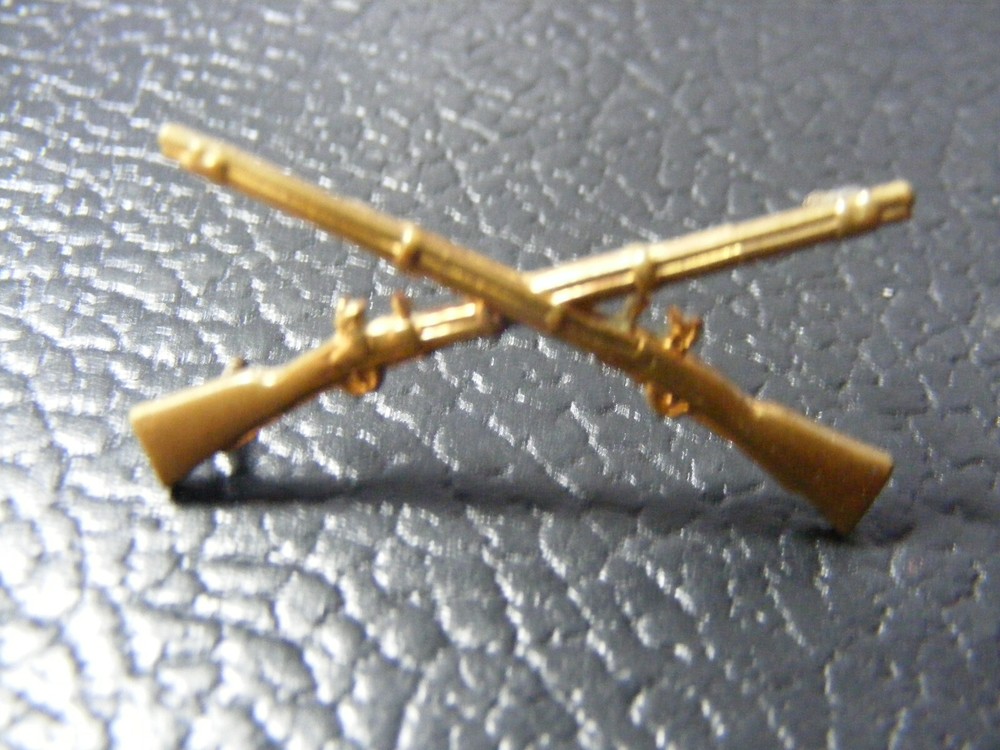 WW2 infantry officers collar pin      a