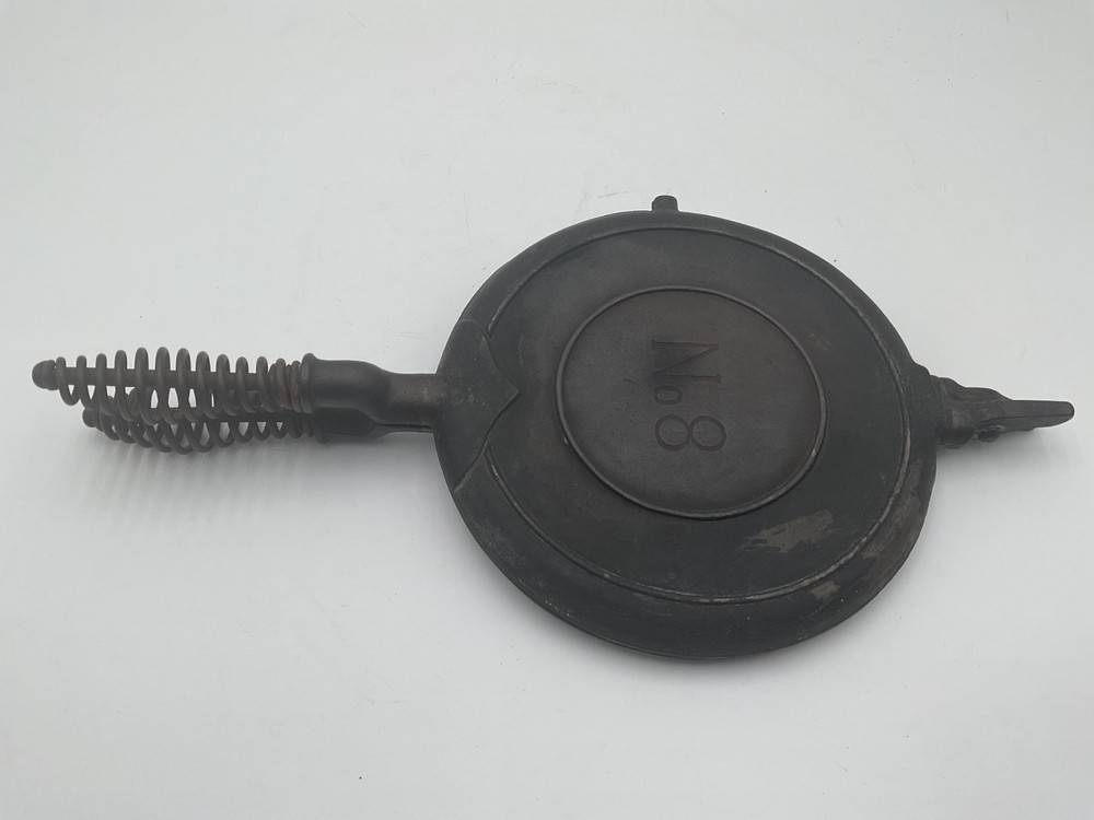 FANNER MFG CO. CRESCENT CAST IRON LOW BASE WAFFLE MAKER #8 Rare Hinge