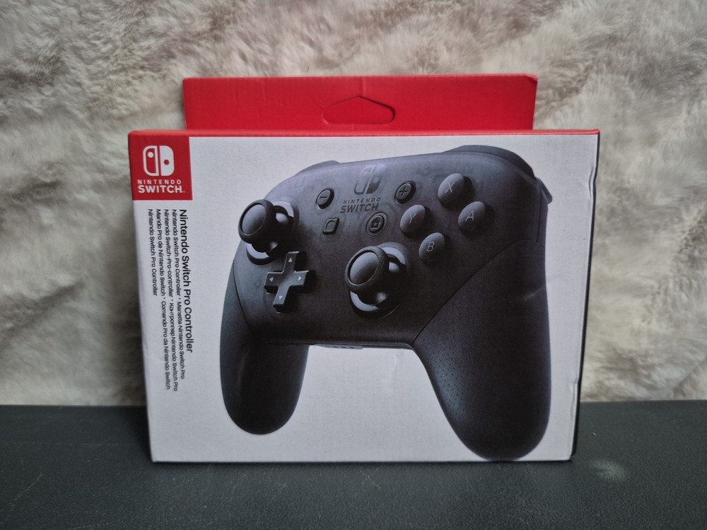 Nintendo Switch Pro Controller (HAC-A-FSSKA)