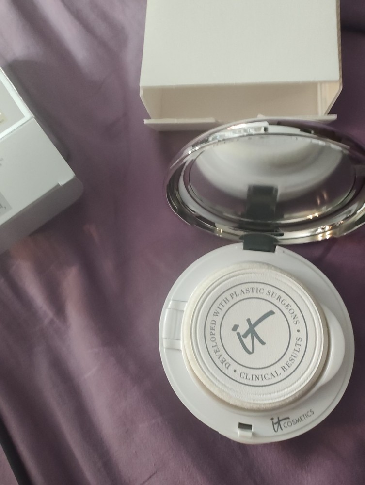 It Confidence In A Compact Shade Medium Tan DISCONTINUED