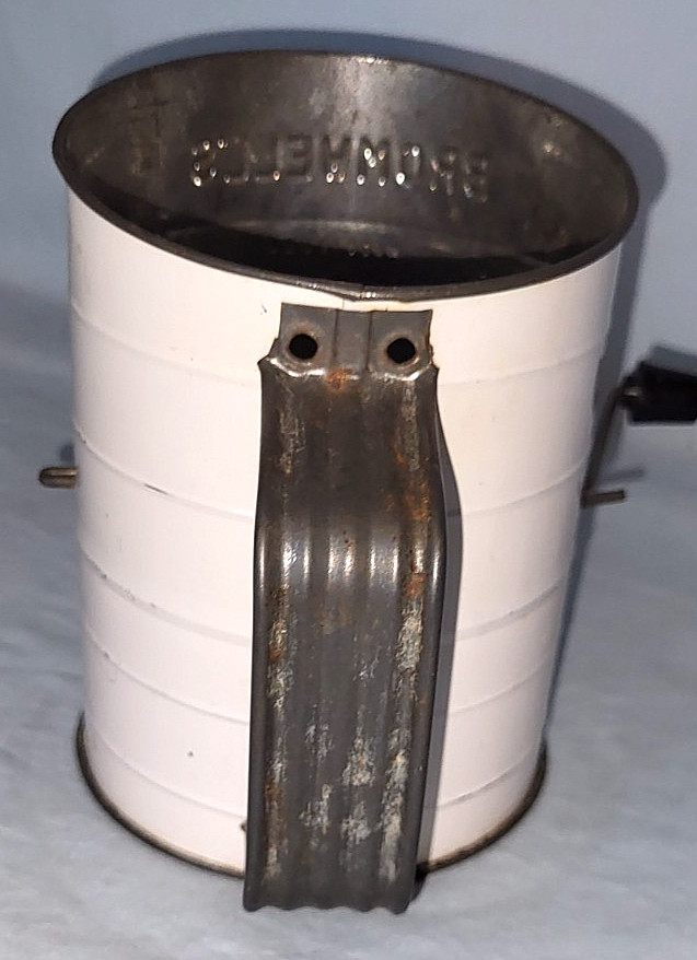 Bromwell's Three Cup Measuring Sifter Apples Design