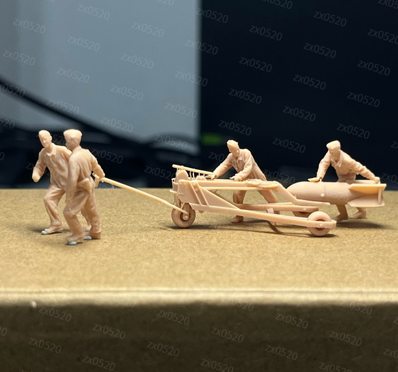 1/72 WW II Germany"Ground crew loading the missile" 4 man+tool model(3D printed)
