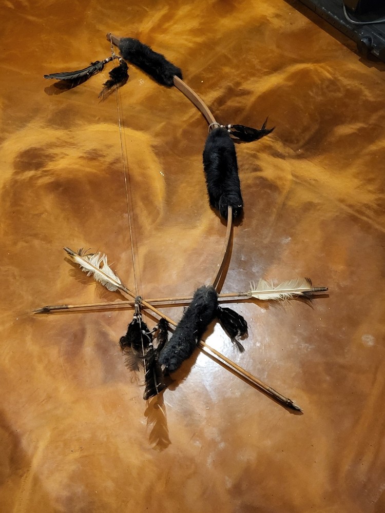 Vintage Native American Bow & Arrow Wall Decor