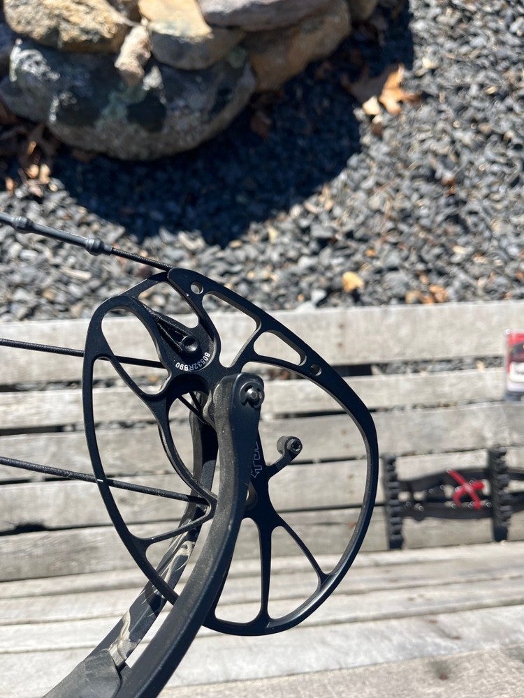 pse full throttle 70lb/29in draw compound bow with extras