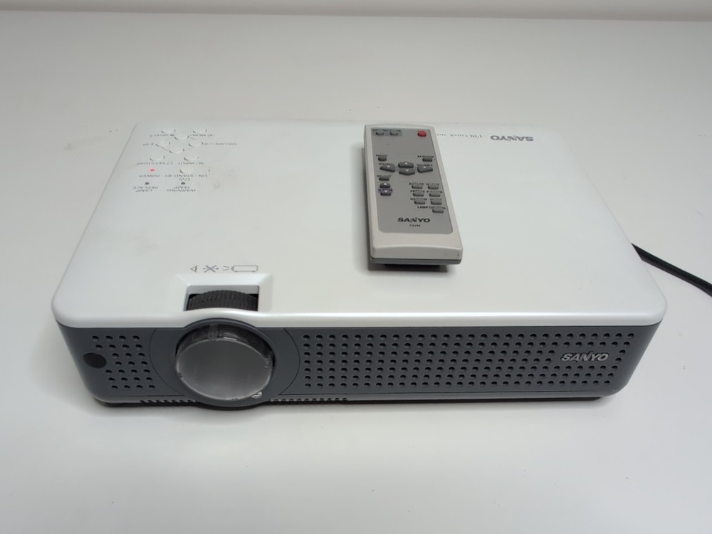 SANYO PRO XTRAX MULTIVERSE PLC-XU75  PROJECTOR Tested