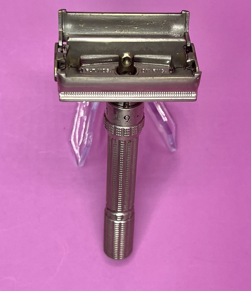 GILLETTE MENS 2 SIDED SAFTY ADJUSTABLE RAZOR. U. S. A.