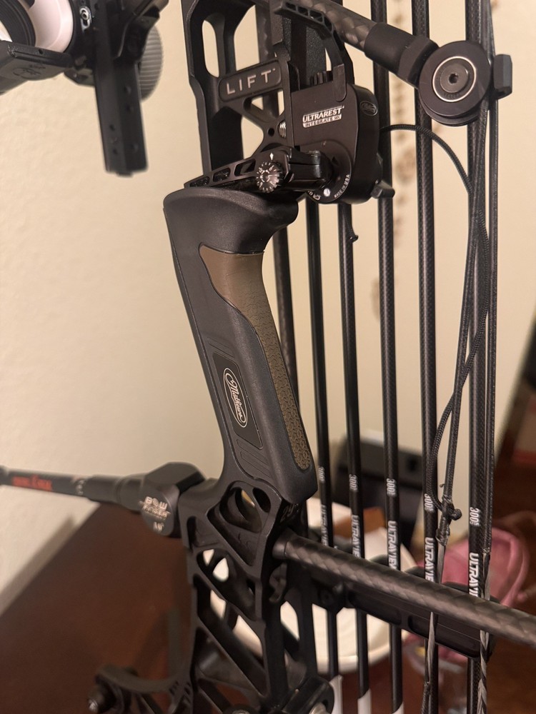 Mathews Bond Engage Grip, Right Hand, Kodiak Brown