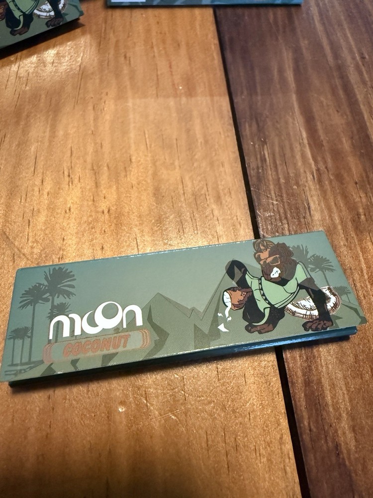 Moon Coconut Flavor Rolling Papers, 1.25 Regular
