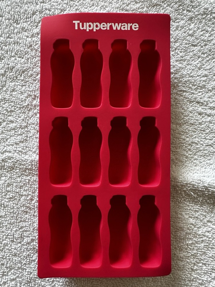 2015 Tupperware Eco Water Bottle Shaped Ice Cube Tray Silicone Mold NEW Red￼